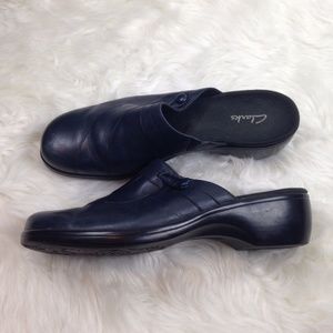 clarks navy blue clogs
